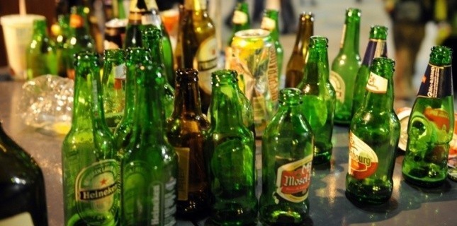 Des bouteilles de bières vides après un apéro géant dans le centre-ville de Rennes (photo d'illustration) (AFP)
